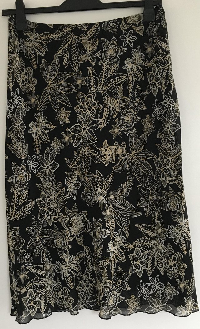 Preview of the first image of Bonmarche Lovely Black & Brown Flowered Patterned Skirt..