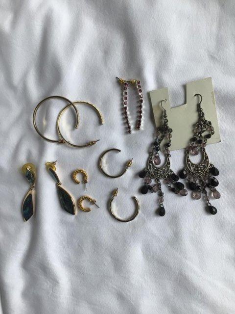 Preview of the first image of Job lot of earrings.