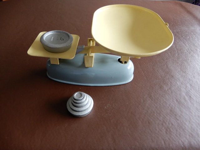 Image 2 of Vintage kitchen scales