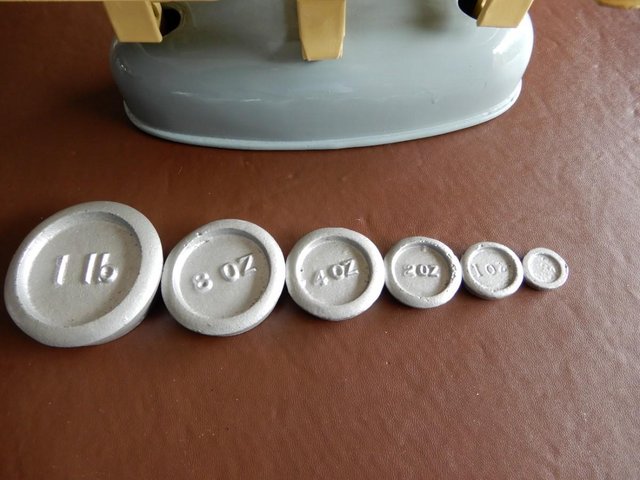 Image 3 of Vintage kitchen scales
