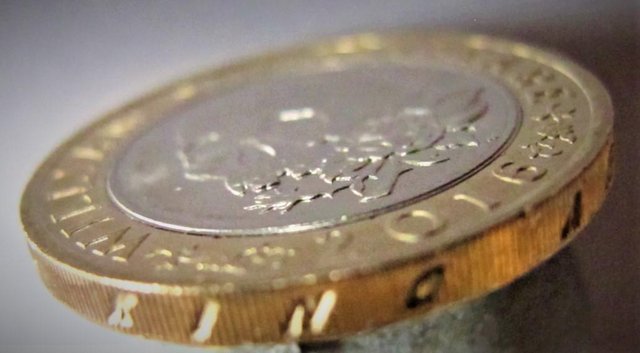 Image 4 of 2016 £2 Coin. EDGE INSCRIPTION ERROR. SHAKESPEARE TRAGEDIES