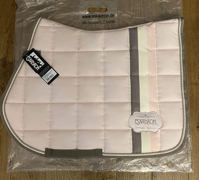 Preview of the first image of BNWT Eskadron powder pink VS/jump pad + bandages.