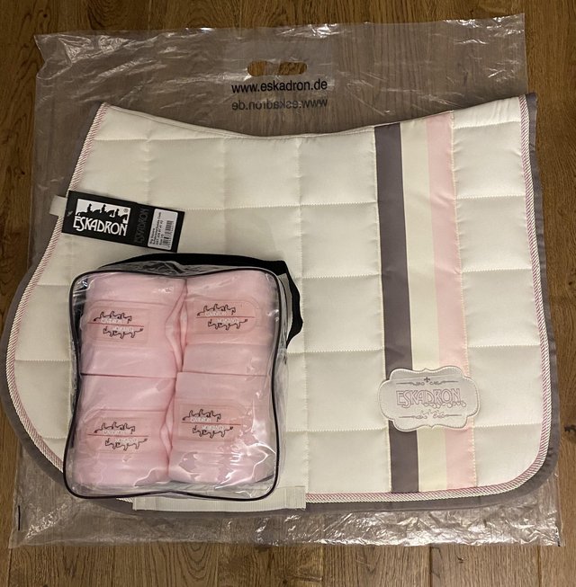 Preview of the first image of BNWT Eskadron off white/pink VS/jump set.