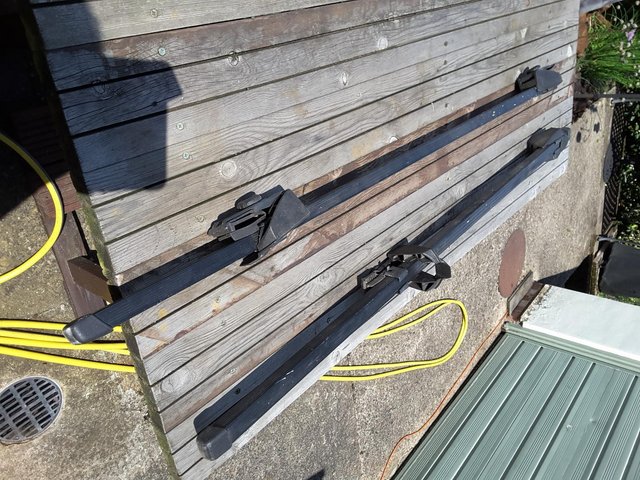 Image 2 of Pair of lockable roof bars