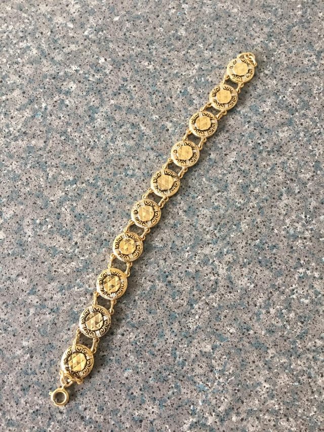 Preview of the first image of Fashion bracelet - Gold colour with attractive pattern.