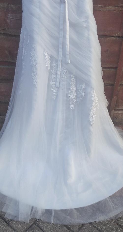 Image 9 of Beautiful White Wedding Gown & Veil