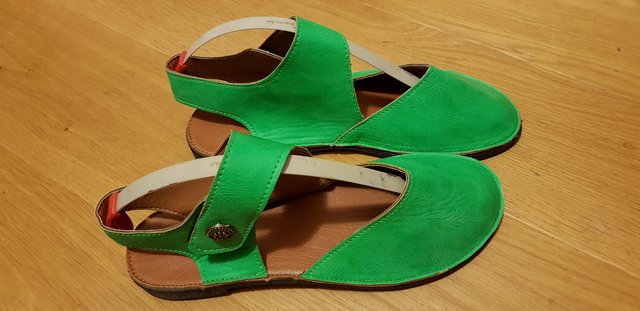 Preview of the first image of Green soft leather (genuine) shoes.