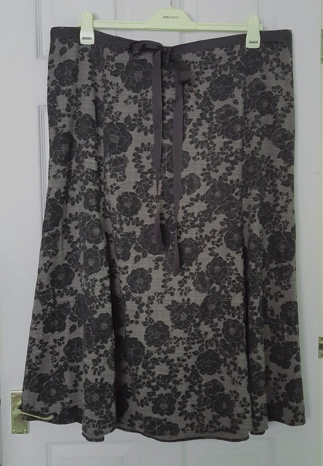 Preview of the first image of Beautiful Evans Dark Brown Flowered Skirt - Size 26.