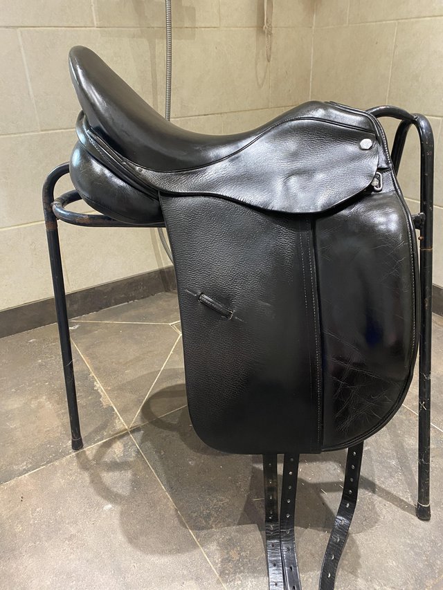 Preview of the first image of Albion Platinum G 17” black dressage saddle Medium-Wide.