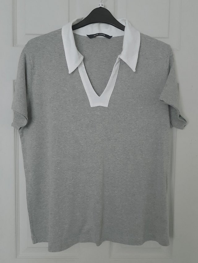 Preview of the first image of East Coast Grey T Shirt With White Collar - Size 22/24.
