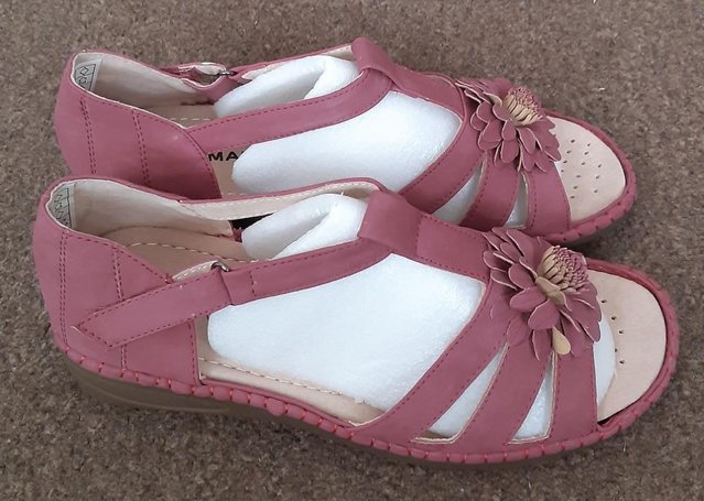 Preview of the first image of BNIB Ladies Dusky Pink Damart Sandals - Size 6 EEE.
