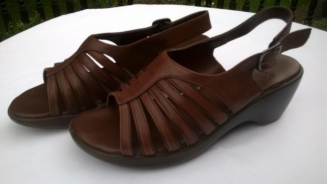 Preview of the first image of CLARKS Leather Sandals Size 39.