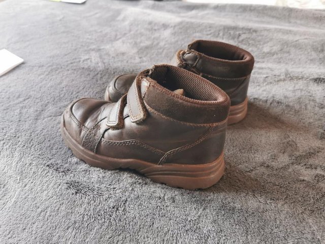 Preview of the first image of Boys Clarks boots Size 8.5 (excellent condition).