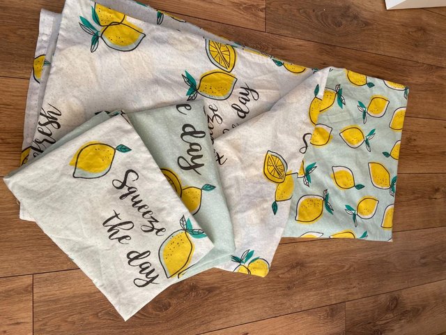 Preview of the first image of Reversible Double Lemons Duvet & pillowcases..