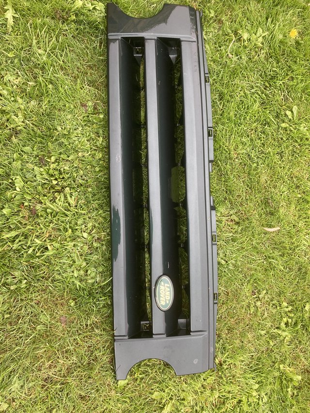 Image 2 of Land Rover Discovery 3 green grill