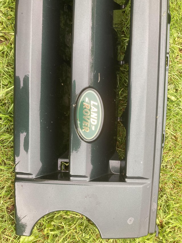Image 3 of Land Rover Discovery 3 green grill