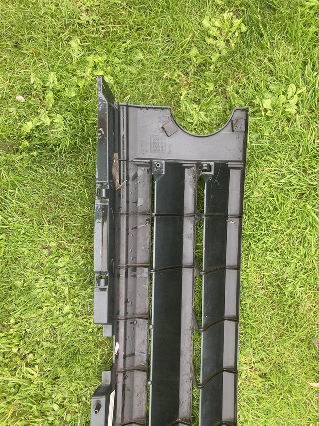 Image 7 of Land Rover Discovery 3 green grill