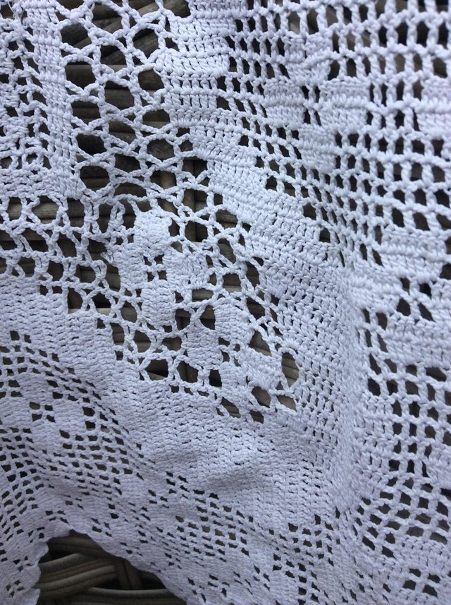 Image 2 of Beautiful hand made vintage lace small table cloth