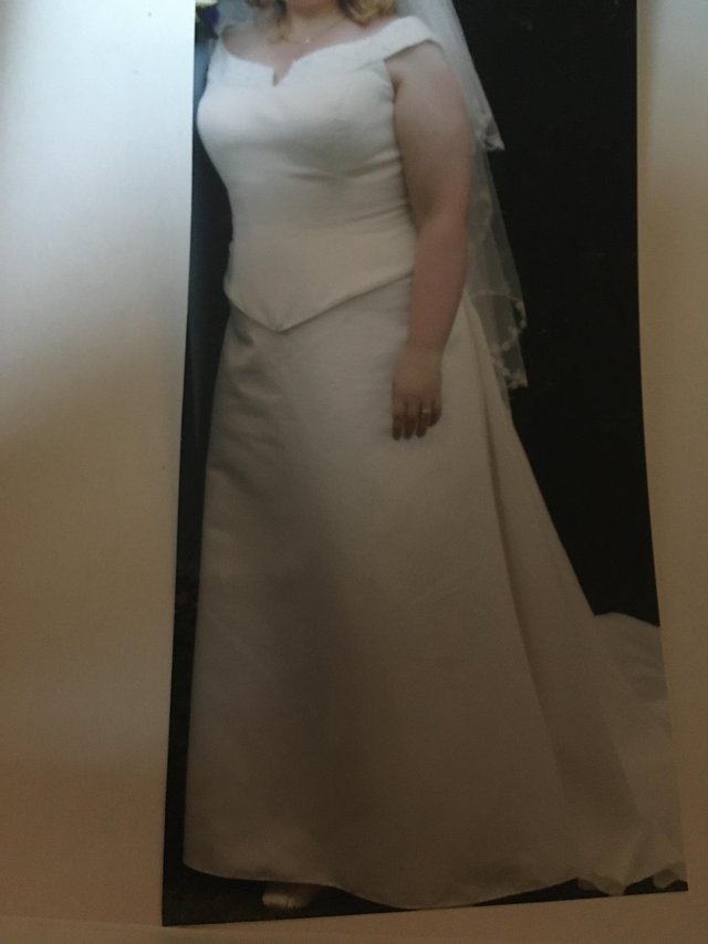 Image 2 of A 3 piece ivory wedding dress size 16