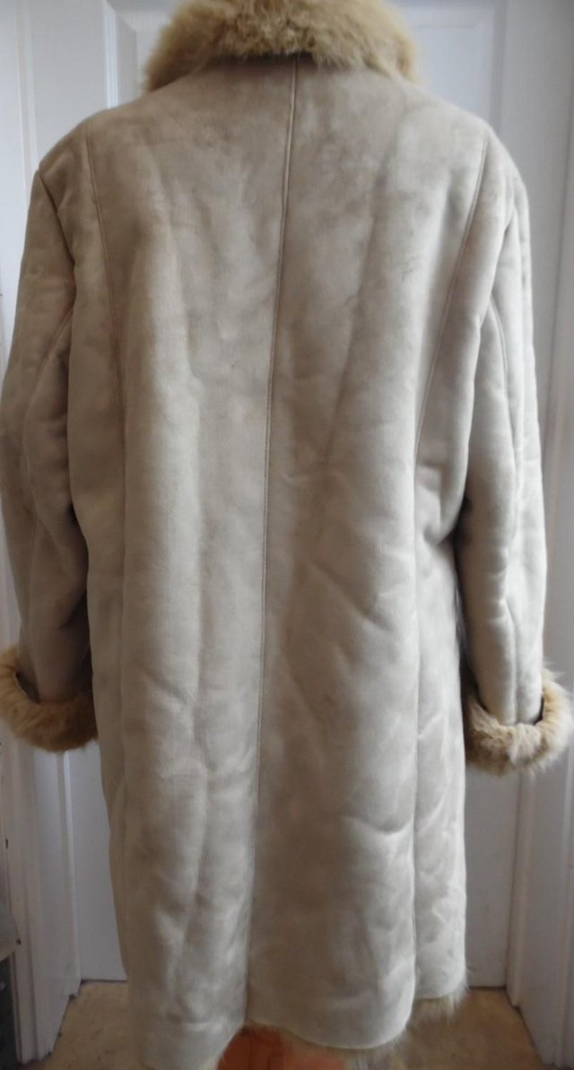 Image 3 of Ladies Faux Fur Coat size 20 in excellent condition
