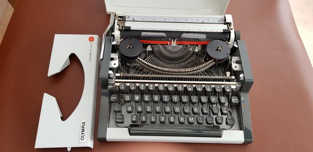 Preview of the first image of Typewriter Olympia Traveller de Luxe S.
