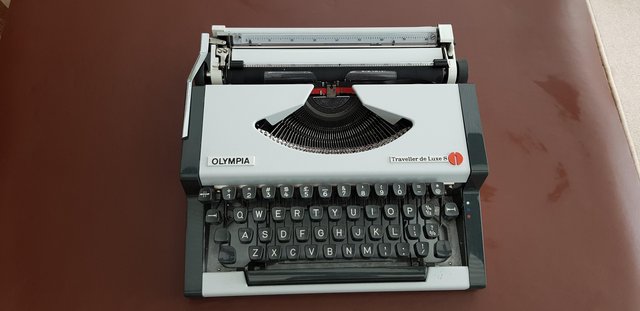 Image 3 of Typewriter Olympia Traveller de Luxe S