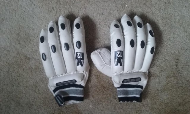 Preview of the first image of Slazenger cricket gloves battingY outh (New).