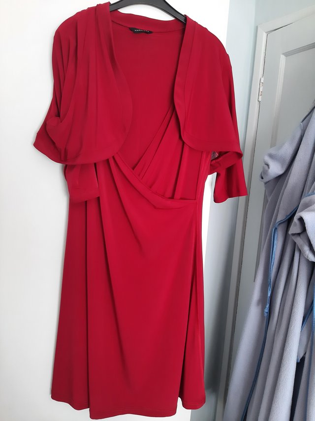 Preview of the first image of Red dress to the knee with a shoulder coat , black below kne.