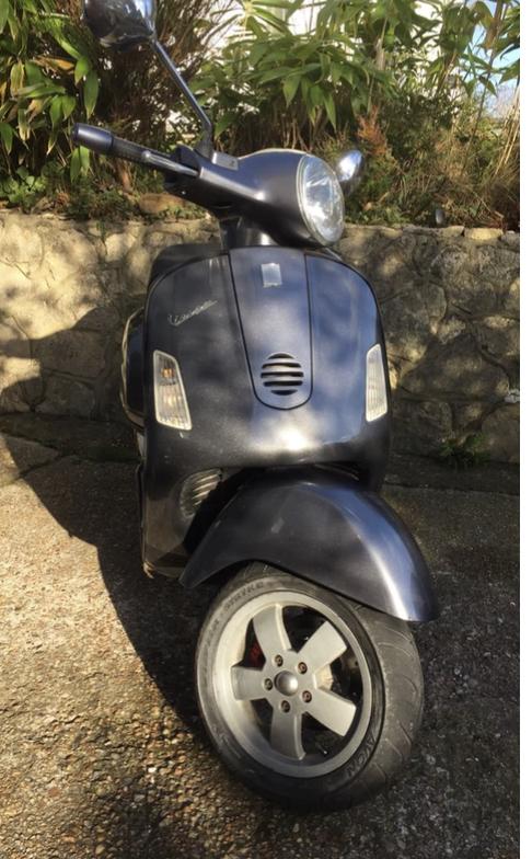 Preview of the first image of Classic Vespa GT200 Grandtourismo 2003 in metallic silver.