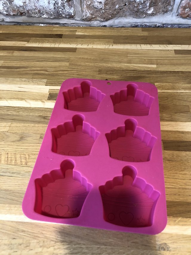 Image 2 of Silicone baking cake mould for sale - cupcakes