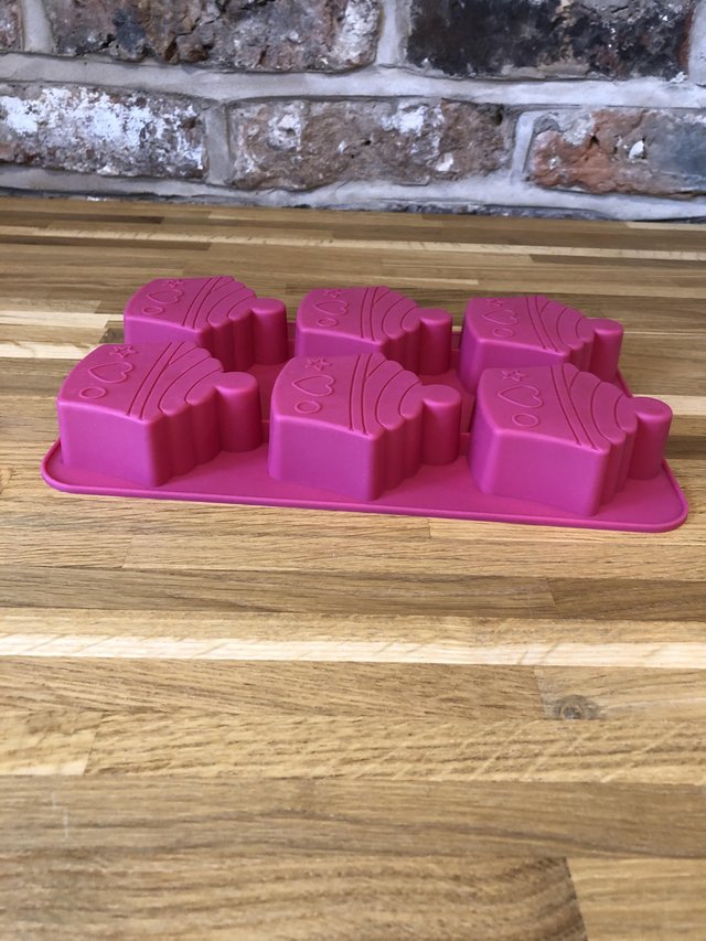 Image 3 of Silicone baking cake mould for sale - cupcakes