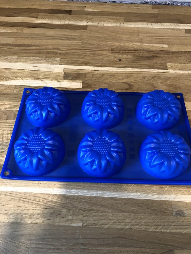 Image 3 of Silicone baking cake mould for sale - sunflowers