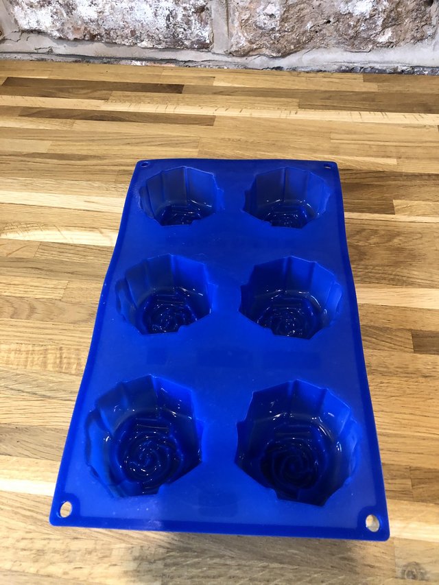 Image 2 of Silicone baking cake mould for sale - roses