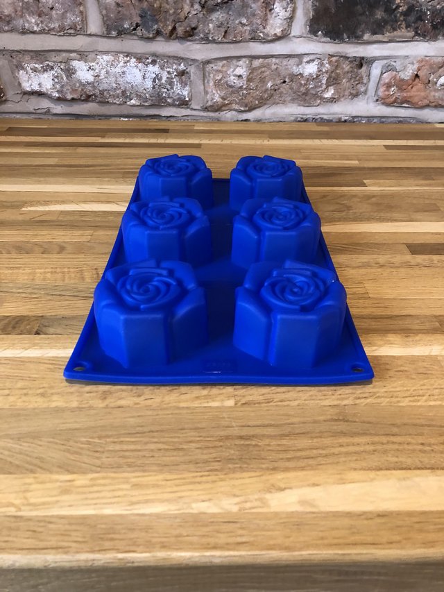 Image 3 of Silicone baking cake mould for sale - roses