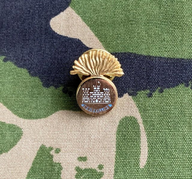 Preview of the first image of ARMY ROYAL INNISKILLING FUSILIERS TIE LAPEL CREST PIN BADGE.