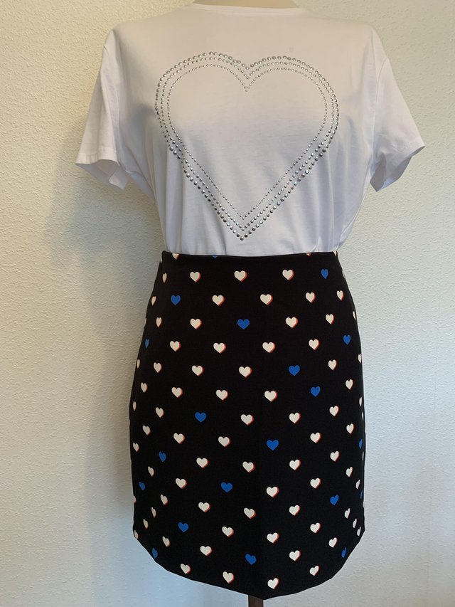 Preview of the first image of Fun size 10 Dorothy Perkins heart skirt.