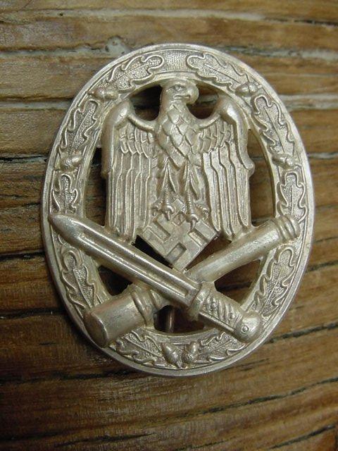 Preview of the first image of German WW2 wartime metal army badge.