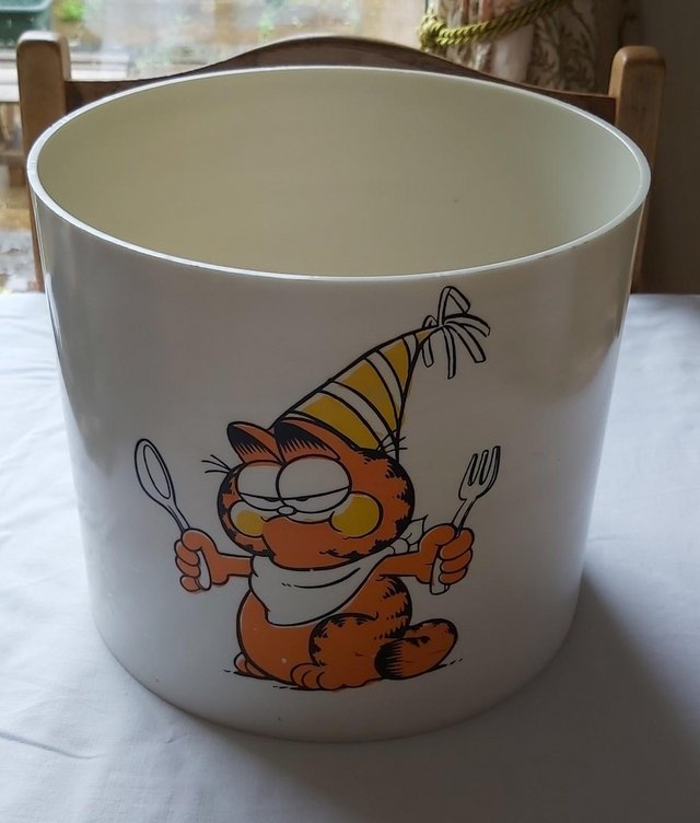 Preview of the first image of Decorative Round Garfield Waste Bin.