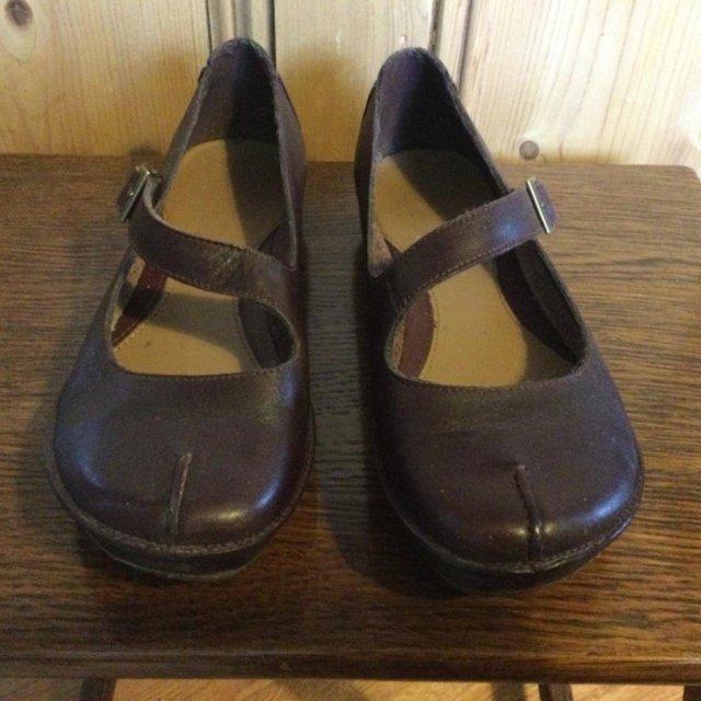 Preview of the first image of CLARKS Brown Leather Mary Jane Shoes/ Pumps Sz6.
