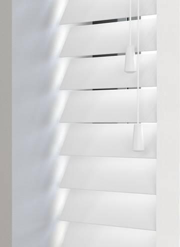 Image 2 of White Wooden Venetian Blind. Collection only.