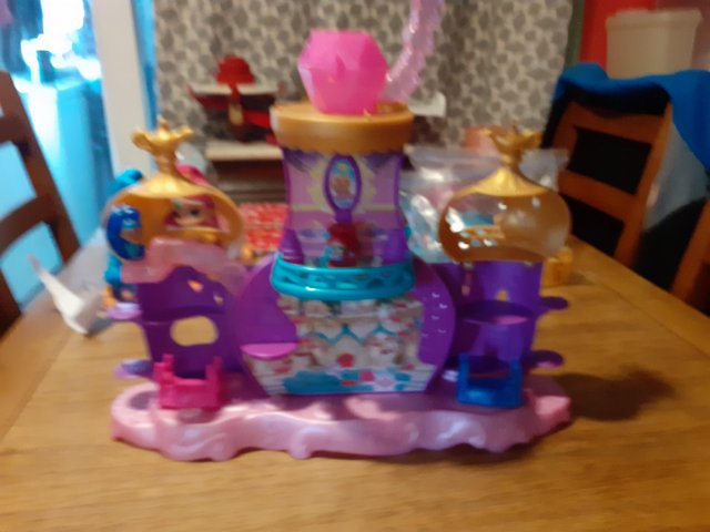 Preview of the first image of Shimmer and shine castle with figures and accessories.