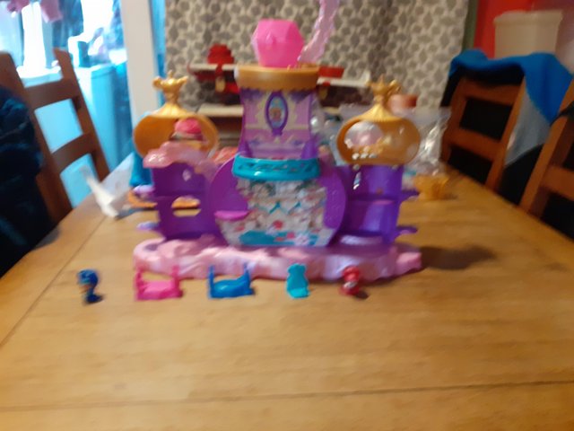 Image 2 of Shimmer and shine castle with figures and accessories