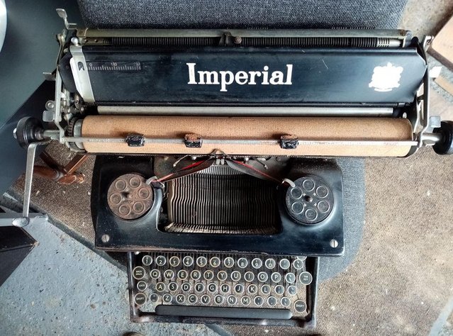 Image 3 of ANTIQUE IMPERIAL ( WW2 ) TYPEWRITER in G.W.O.Collect only.