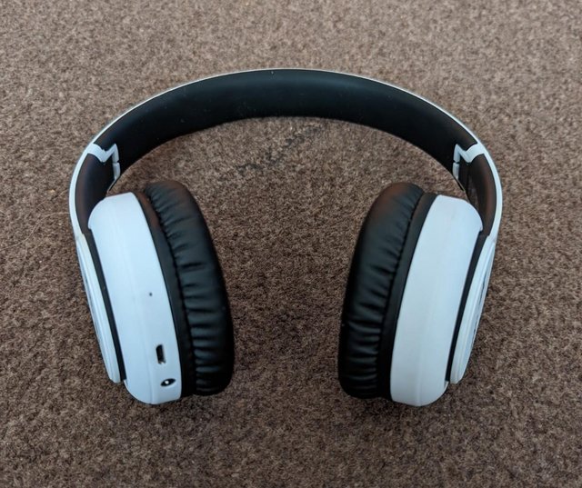Image 3 of Wireless Bluetooth Stereo Adjustable On-ear Headphones