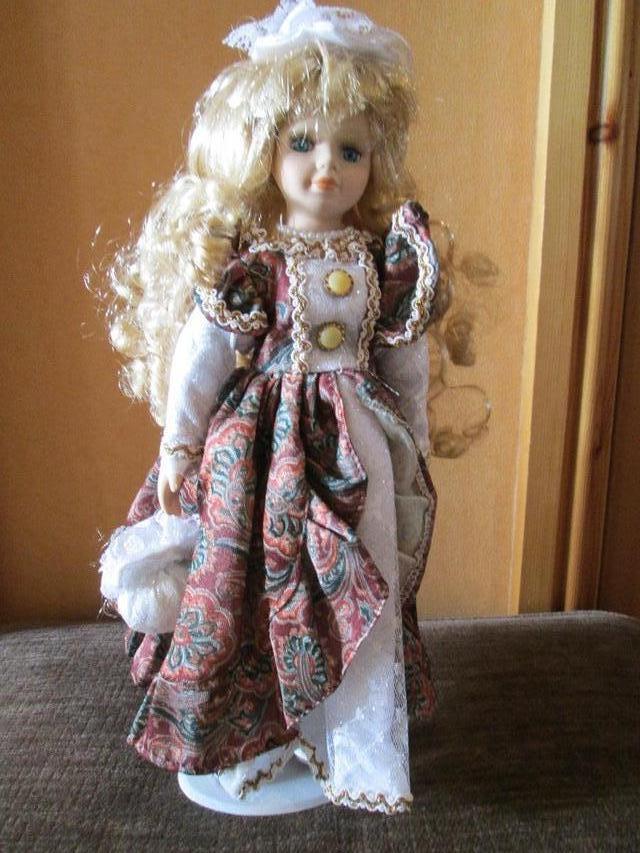 Image 2 of Collectors' Porcelain Dolls (P&P Incl)