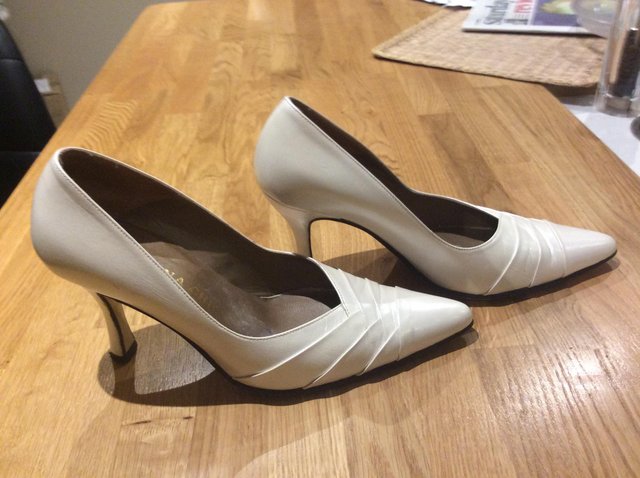 Image 3 of Cream Italian leather court shoes size 36.5 (4)