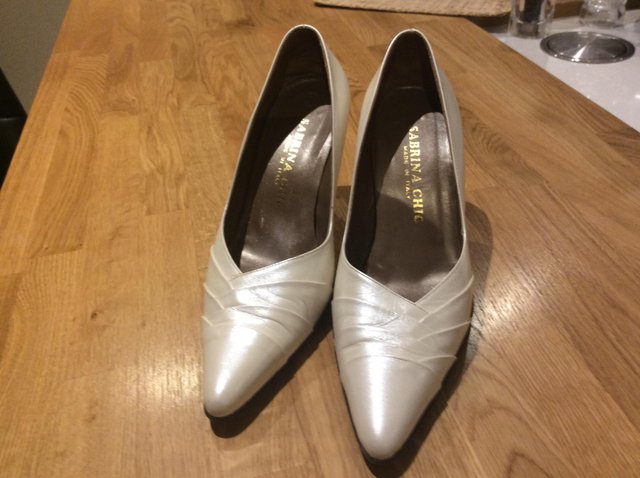 Preview of the first image of Cream Italian leather court shoes size 36.5 (4).