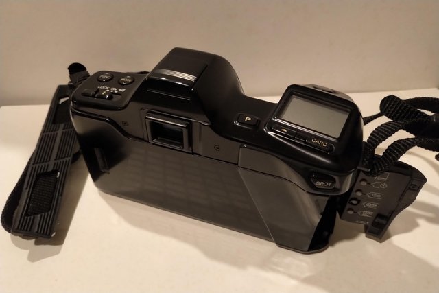 Image 2 of Minolta Dynax 7000i SLR 35mm Film Camera