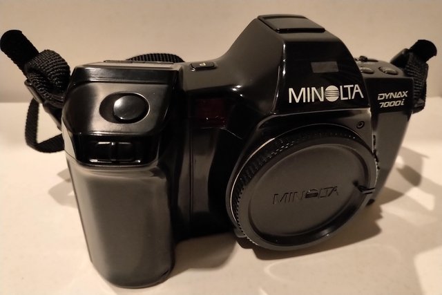 Preview of the first image of Minolta Dynax 7000i SLR 35mm Film Camera.