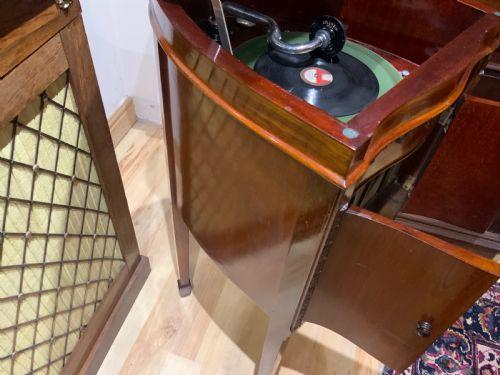 Image 4 of Superb Phonograph record player Shield shaped Mahogany case